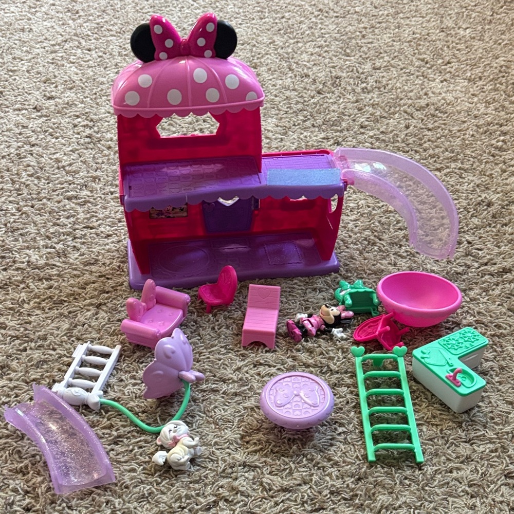 Disney Junior Minnie Mouse Bow Home featuring a two-level house with a slide.